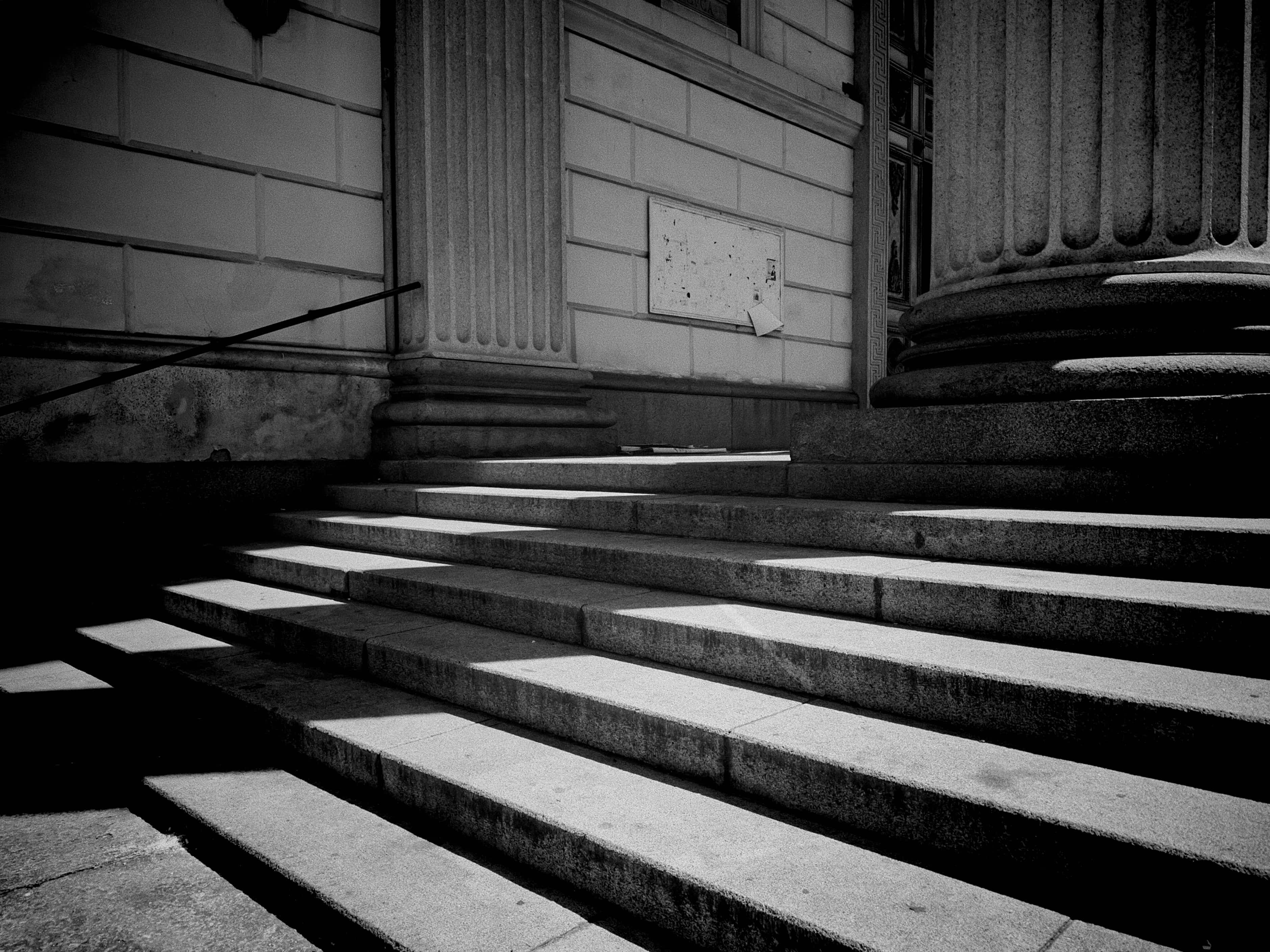 Foto in bianco e nero di una scalinata di una chiesa con sfondo delle colonne.